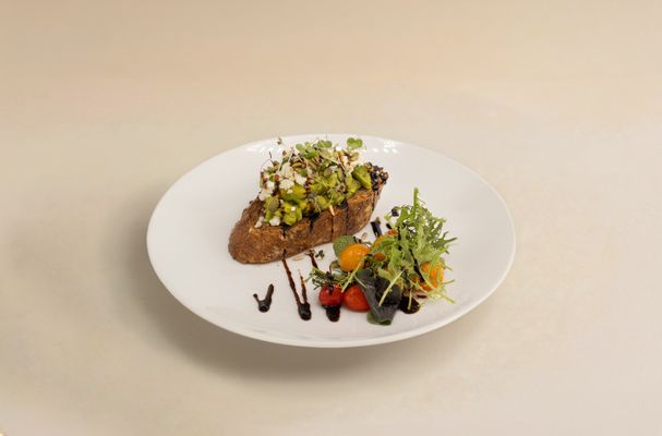 Smashed Avocado Ⓥ N ขนมปังย่างเสิร์ฟพร้อมอโวคาโดบด