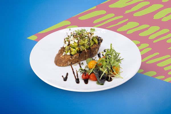 Smashed Avocado Ⓥ N ขนมปังย่างเสิร์ฟพร้อมอโวคาโดบด