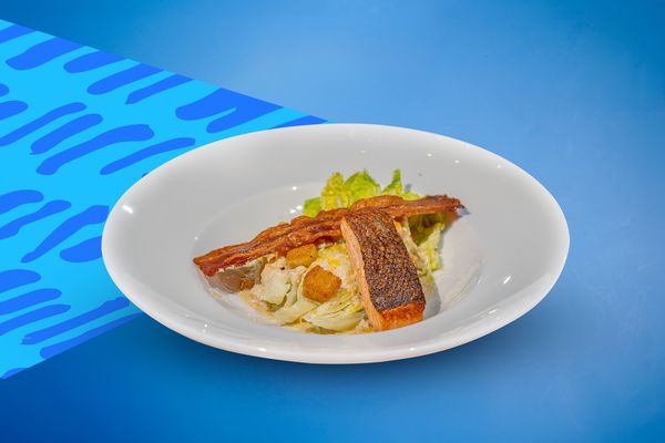Caesar Salad Grilled Salmon Filet สลัดซีซาร์แซลมอนย่าง