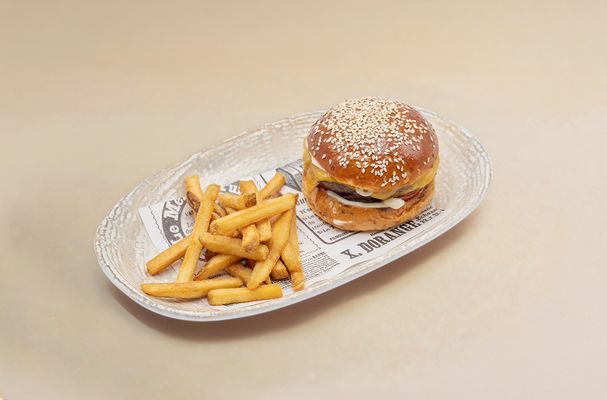 Cheeseburger ชีสเบอร์เกอร์ เสิร์ฟพร้อมมันฝรั่งทอด