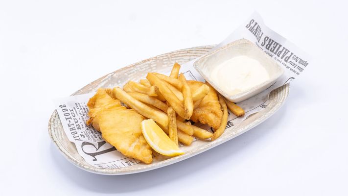 Fish & Chips ฟิชแอนด์ชิปส์ เสิร์ฟพร้อมซอสไอโอลีตะไคร้