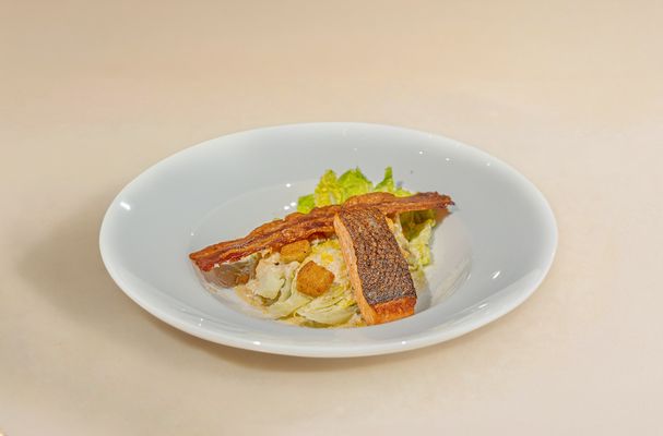 Caesar Salad Grilled Salmon Filet สลัดซีซาร์แซลมอนย่าง