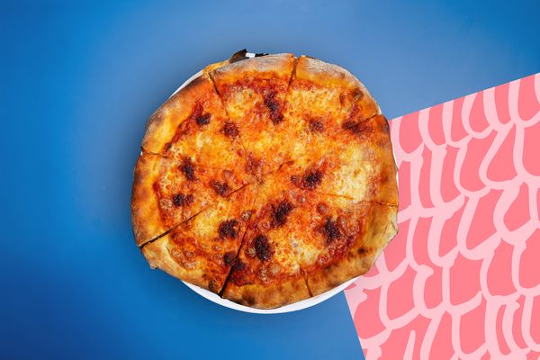Pizza Salami พิซซาหน้าไส้กรอกหมูบดเผ็ด