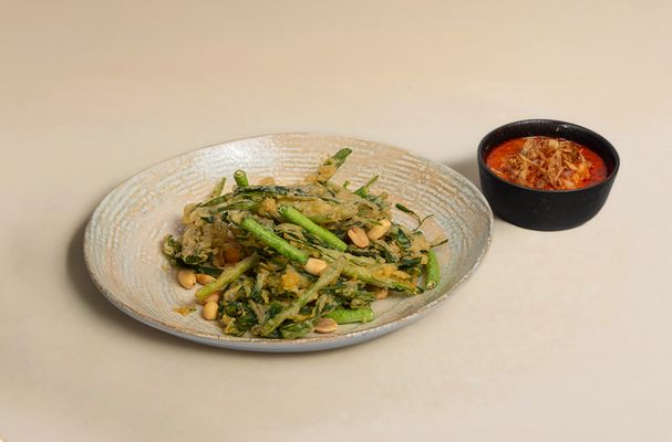 Yum Pak Boong Krob ยำผักบุ้งกรอบ