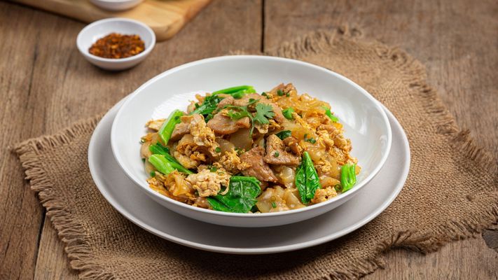 Stir-fried Flat Noodles Chicken