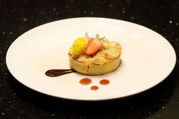 Cinnamon Apple Crumble Tart