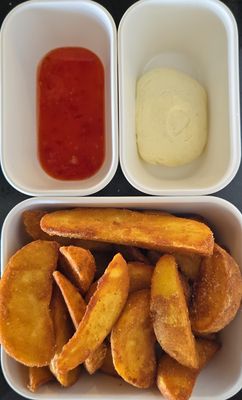 Potato wedges, sweet chili, sour cream
