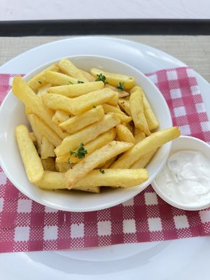 Fries with roasted garlic aioli