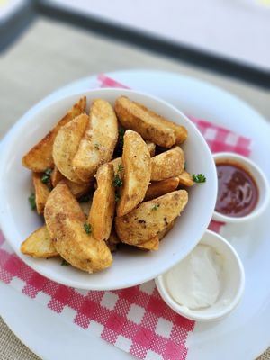 Spicy potato wedges with sweet chilli and sour cream
